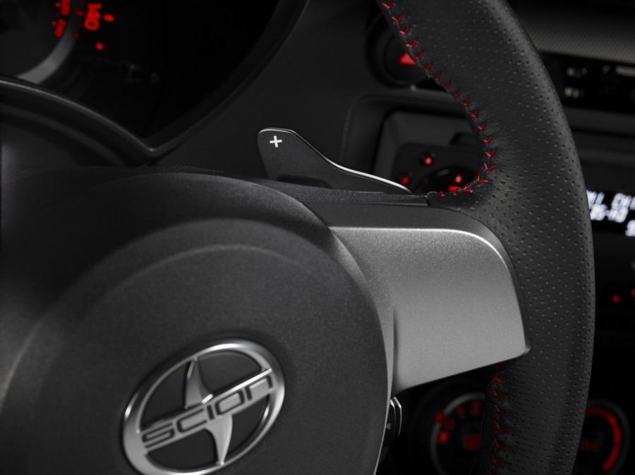 Детали интерьера Scion tC Release Series 8.0 2012 года  (фото 18 из 24)